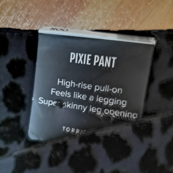 NWT Torrid leopard pixie black slim fix Pants  Sz 10 M/L  or 1x - Picture 10 of 16